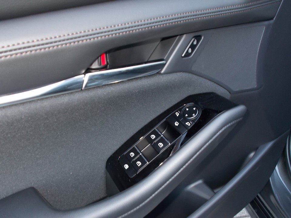 Fahrzeugabbildung Mazda 3 M-Hybrid G-122 Selection PRE-P 360° BOSE EPH SHZ LogIn NAVI