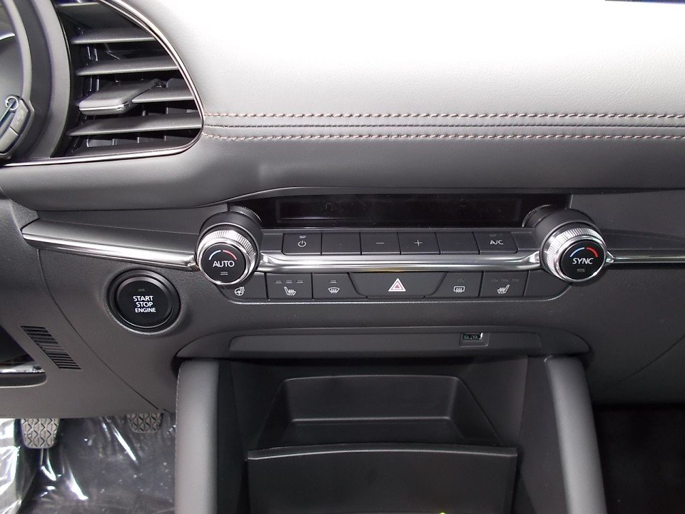 Fahrzeugabbildung Mazda 3 M-Hybrid G-122 Selection PRE-P 360° BOSE EPH SHZ LogIn NAVI