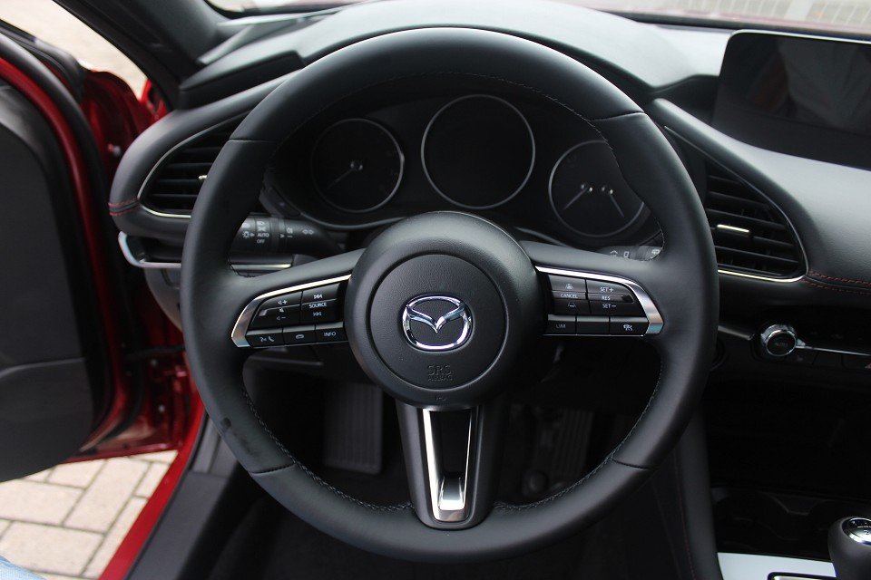 Fahrzeugabbildung Mazda 3 2027 M-Hybrid G-140 Homura NAVI ACAA SHZ HUD RFK VOLL-LED