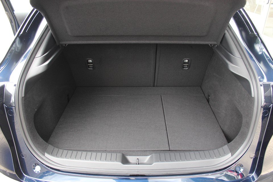 Fahrzeugabbildung Mazda CX-30 M-Hybrid G-122 AT Selection DES-P MATRIX NAVI ACAA RFK SHZ LogIn