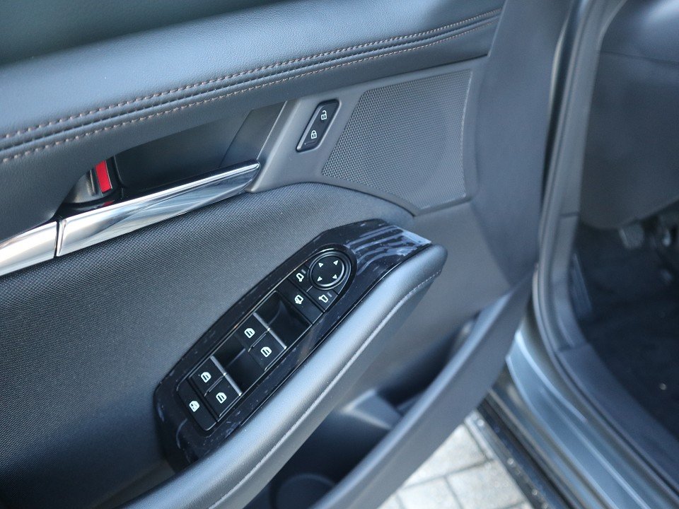 Fahrzeugabbildung Mazda 3 M-Hybrid G-140 Centre-Line DESI *Dezember-Aktion* NAVI ACAA SHZ HUD RFK MATRIX