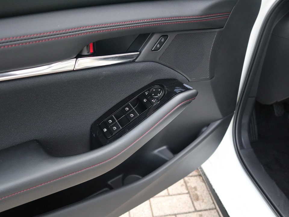 Fahrzeugabbildung Mazda 3 2027 M-Hybrid G-140 Homura NAVI ACAA SHZ HUD RFK VOLL-LED