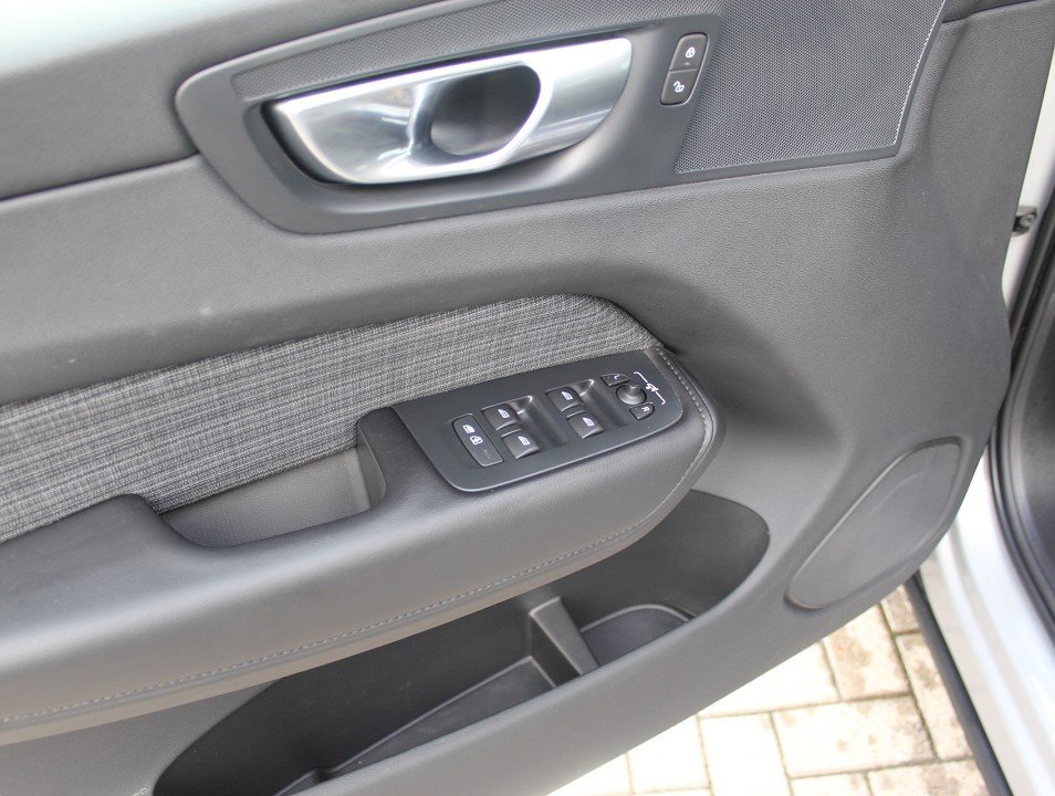 Fahrzeugabbildung Volvo XC-60 M-Hybrid B4 AT Core *AHK* NAVI ACAA LED SHZ RFK EPH