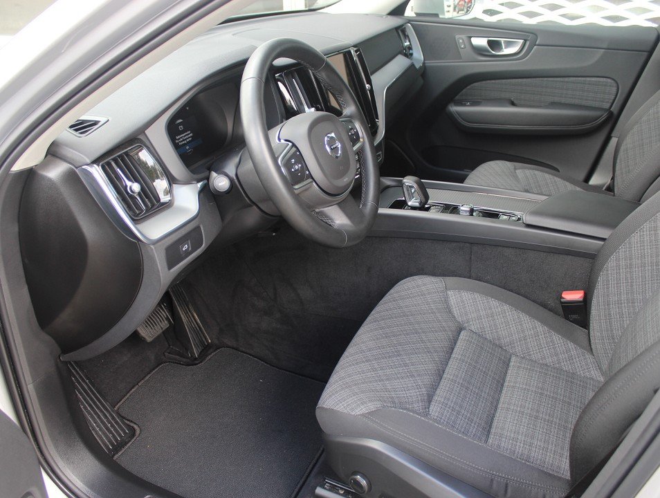 Fahrzeugabbildung Volvo XC-60 M-Hybrid B4 AT Core *AHK* NAVI ACAA LED SHZ RFK EPH