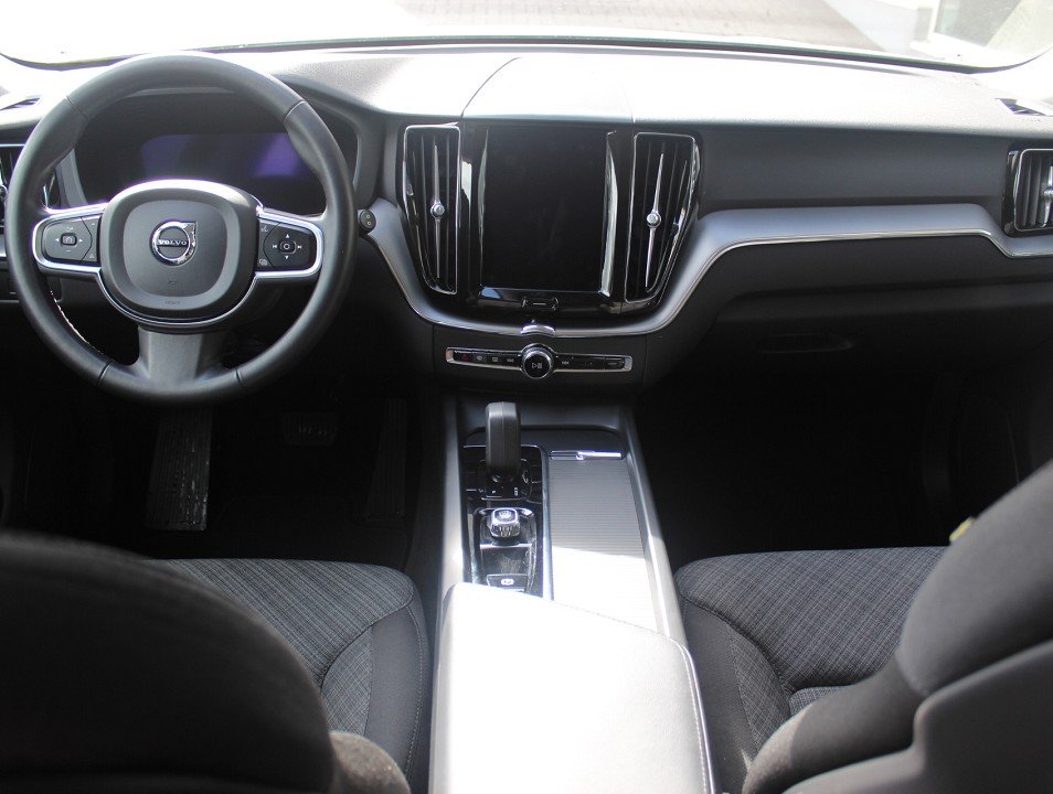 Fahrzeugabbildung Volvo XC-60 M-Hybrid B4 AT Core *AHK* NAVI ACAA LED SHZ RFK EPH