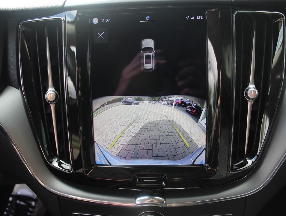 Fahrzeugabbildung Volvo XC-60 M-Hybrid B4 AT Core *AHK* NAVI ACAA LED SHZ RFK EPH