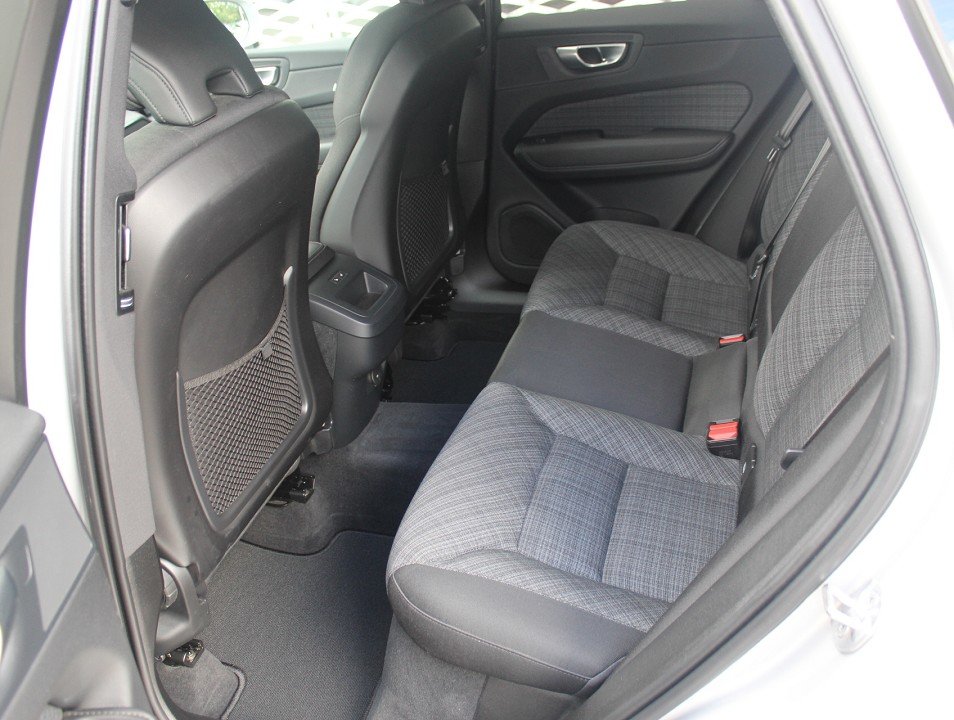 Fahrzeugabbildung Volvo XC-60 M-Hybrid B4 AT Core *AHK* NAVI ACAA LED SHZ RFK EPH