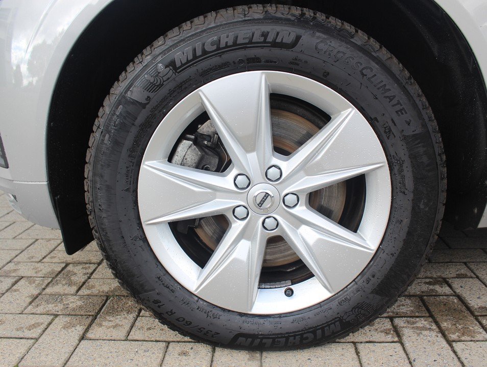 Fahrzeugabbildung Volvo XC-60 M-Hybrid B4 AT Core *AHK* NAVI ACAA LED SHZ RFK EPH