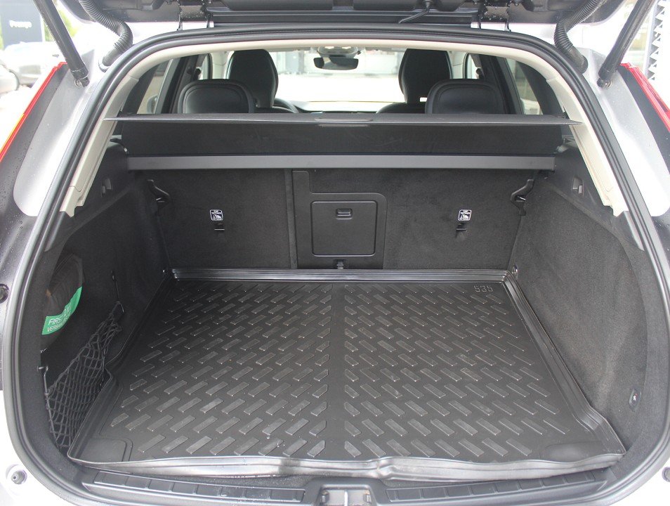 Fahrzeugabbildung Volvo XC-60 M-Hybrid B4 AT Core *AHK* NAVI ACAA LED SHZ RFK EPH