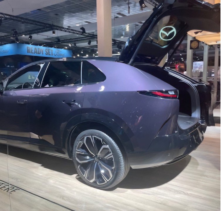 Fahrzeugabbildung Mazda CX-6e EV-258 Takumi Plus ELEKTRO PANO NAVI ACAA 360° HUD 21'