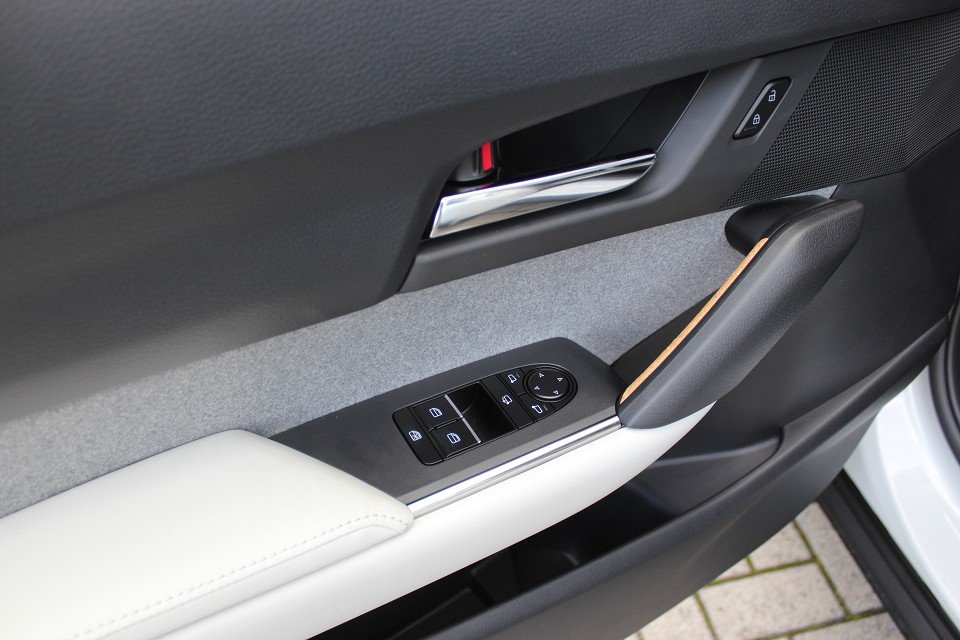 Fahrzeugabbildung Mazda MX-30 EV Advantage Modern Confidence Allwetter NAVI el. Sitzv. SHZ RFK MATRIX