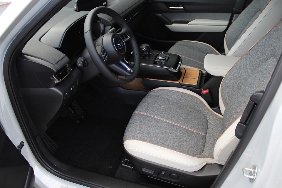 Fahrzeugabbildung Mazda MX-30 EV Advantage Modern Confidence Allwetter NAVI el. Sitzv. SHZ RFK MATRIX