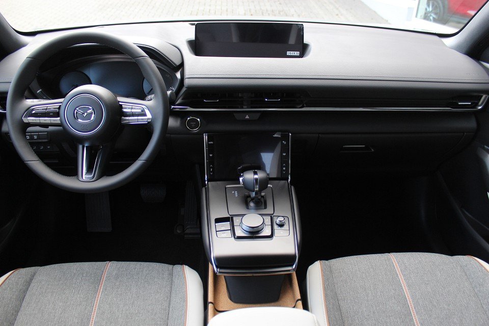 Fahrzeugabbildung Mazda MX-30 EV Advantage Modern Confidence Allwetter NAVI el. Sitzv. SHZ RFK MATRIX