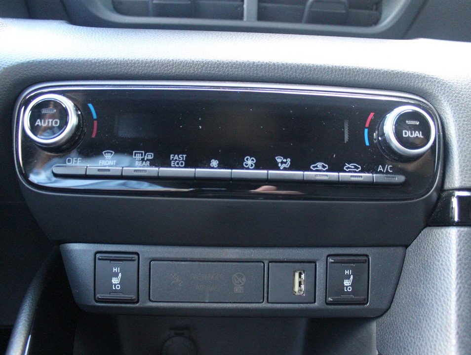 Fahrzeugabbildung Toyota Yaris Hybrid 1.5 Dual-VVT-iE Style Teil-Leder LED RKF SHZ ACAA