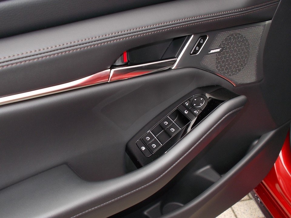 Fahrzeugabbildung Mazda 3 G-122 Selection LEDER ACT DES BOSE LEDER BOSE MATRIX 360° ACAA HUD