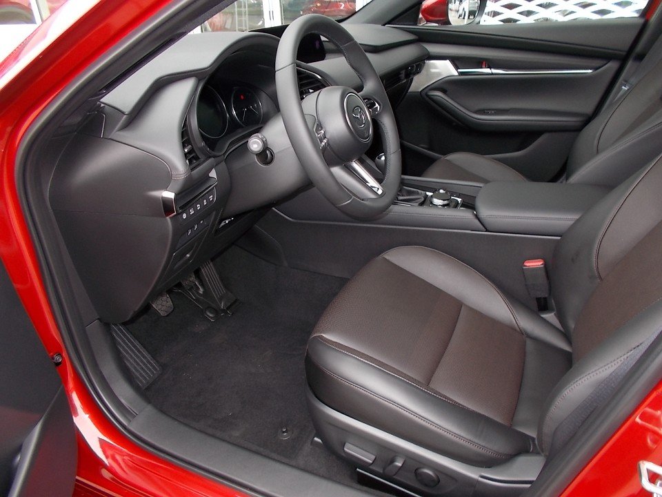 Fahrzeugabbildung Mazda 3 G-122 Selection LEDER ACT DES BOSE LEDER BOSE MATRIX 360° ACAA HUD