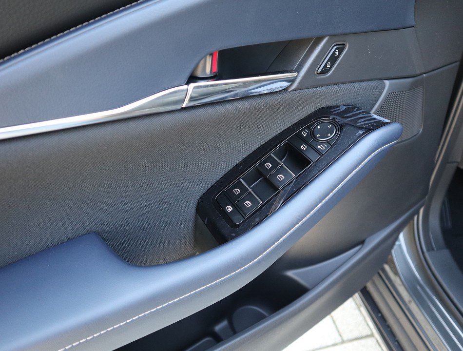 Fahrzeugabbildung Mazda CX-30 G-122 AT Selection DES-P *AHK* MATRIX RFK SHZ el.Heckklappe