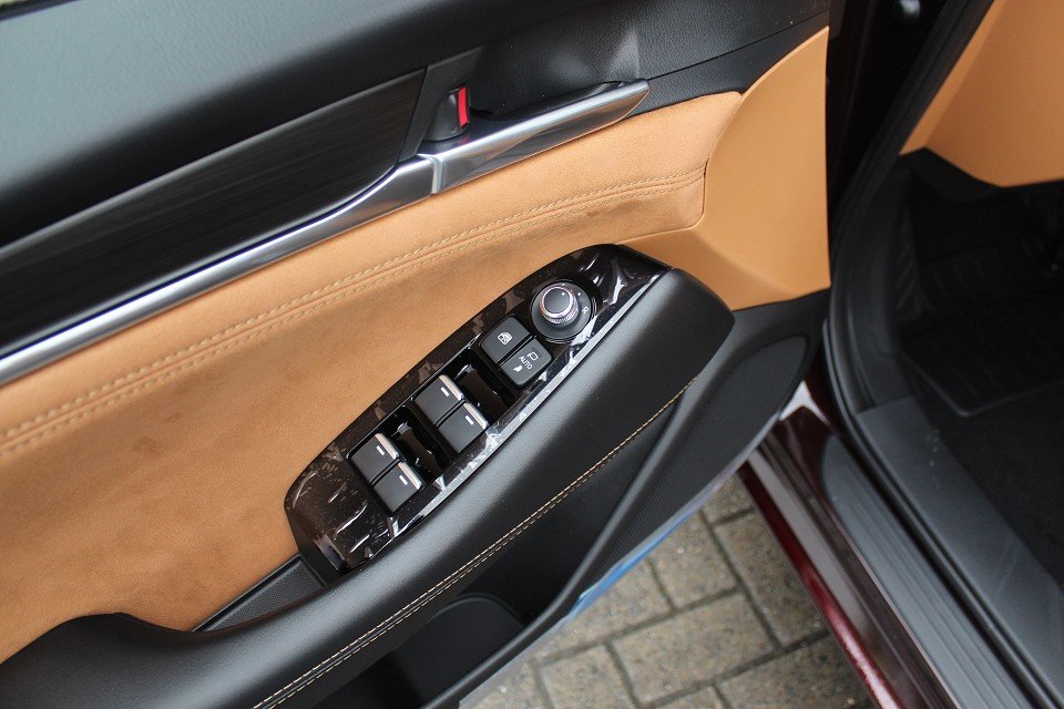 Fahrzeugabbildung Mazda 6 G-194 AT 20THANNIVERSARY GSD NAPPA NAVI ACAA 360° MATRIX BOSE HUD
