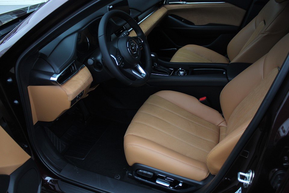 Fahrzeugabbildung Mazda 6 G-194 AT 20THANNIVERSARY GSD NAPPA NAVI ACAA 360° MATRIX BOSE HUD