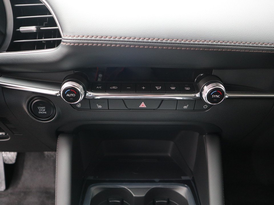 Fahrzeugabbildung Mazda 3 FB M-Hybrid G-140 Centre-Line *Sofort*Aktion* NAVI ACAA SHZ HUD RFK VOLL-LED