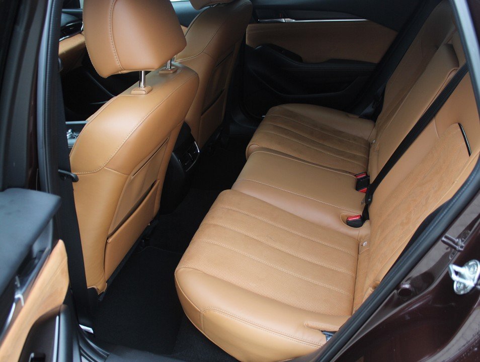 Fahrzeugabbildung Mazda 6 G-194 AT 20THANNIVERSARY GSD NAPPA NAVI ACAA 360° MATRIX BOSE HUD