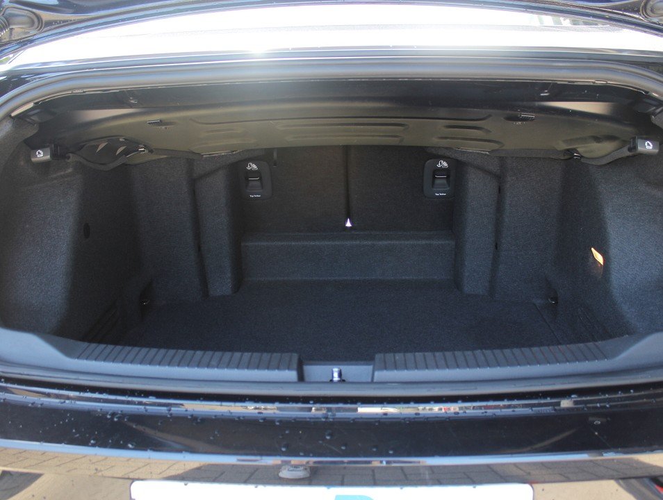 Fahrzeugabbildung Volkswagen T-Roc Cabriolet 1.5 TSI DSG R-Line *AHK* MATRIX RFK NAVI ACAA