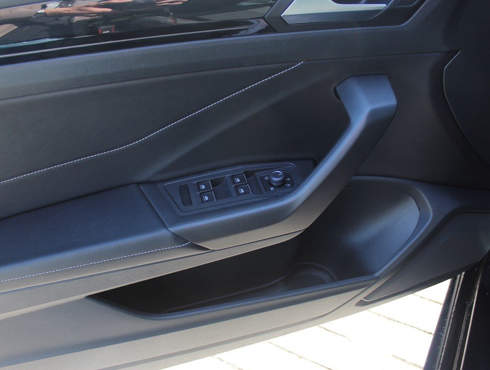 Fahrzeugabbildung Volkswagen T-Roc Cabriolet 1.5 TSI DSG R-Line *AHK* MATRIX RFK NAVI ACAA